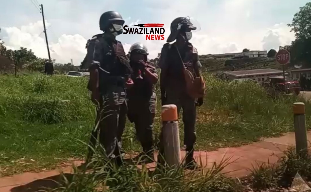 Mswati’s police deployed in strategic places next to the High Court to shoot protestors supporting pro-democracy MPs.