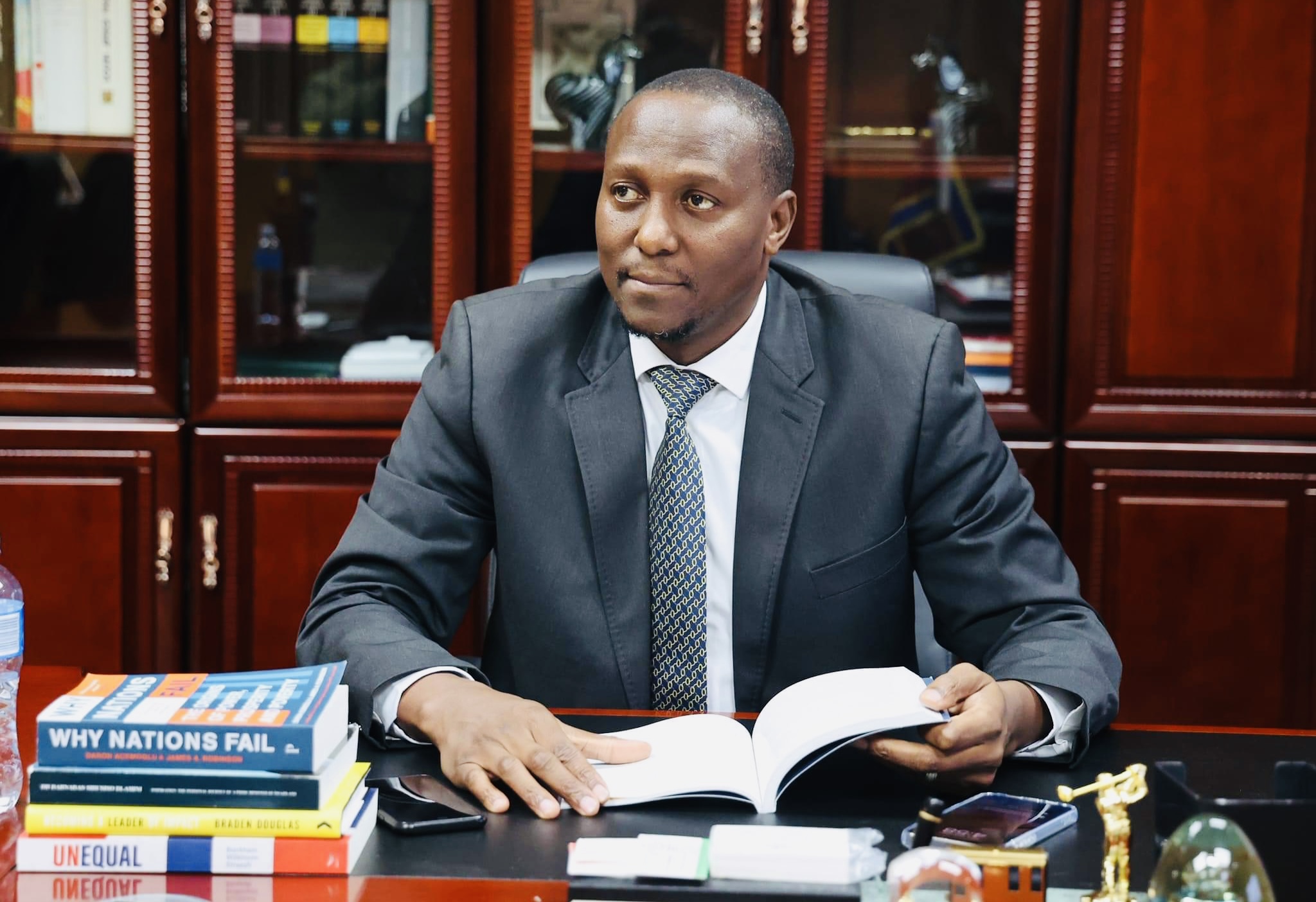 “I am reading former PM Barnabas Dlamini’s book”, Prime Minister Russell Dlamini reveals after thretening to deal with those accusing Mswati of killing lawyer Thulani Maseko.