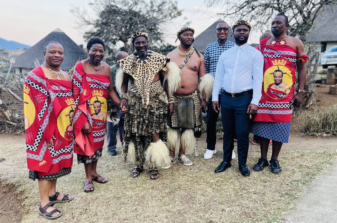 Prince Hlangabeza,Chief Mgwagwa Gamedze and Sigombeni Dlamini delivered ten(10)cattle for “kucela” as King Mswati prepares to marry Jacob Zuma’s twenty-one(21) year-old daughter.