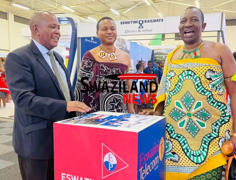 Eswatini Telecoms Managing Director Themba Khumalo welcomes King’s Praise Singer Prince Qethuka and Mphiwa at EPTC Trade Fair Stand.