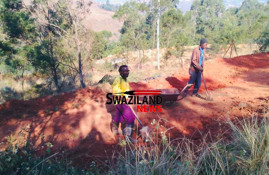 “Wakhonta ngatingakhi tinkhomo kulomhlaba longaka”, say soldiers as they forcefully grab land from widow Gogo Mdziniso at Luyengo.