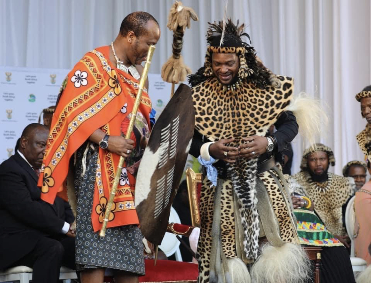 King MisuZulu presents Mswati with lihawu as a gift.