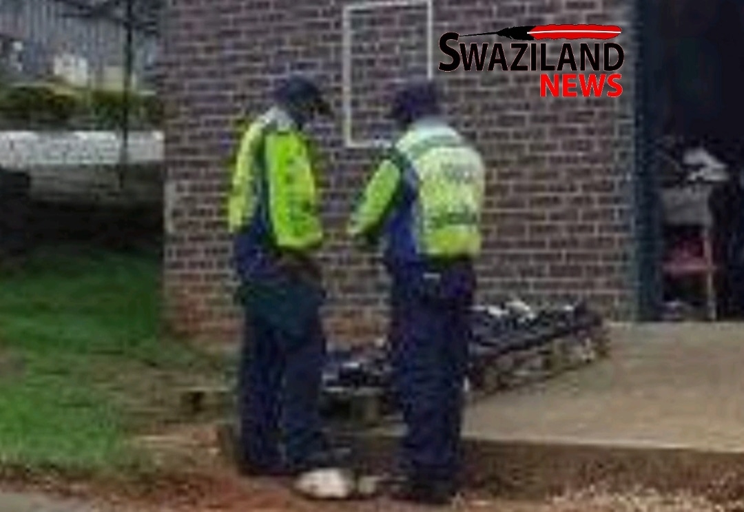 Two traffic police officers desperately negotiate  uniform shoes discount ka-Dobha Phansi.