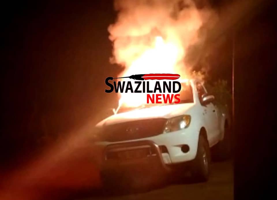  BURNING OF TOP COP MOTSA’S HOME: Kukhanyeni residents insult for hunting soldiers solidarity forces.