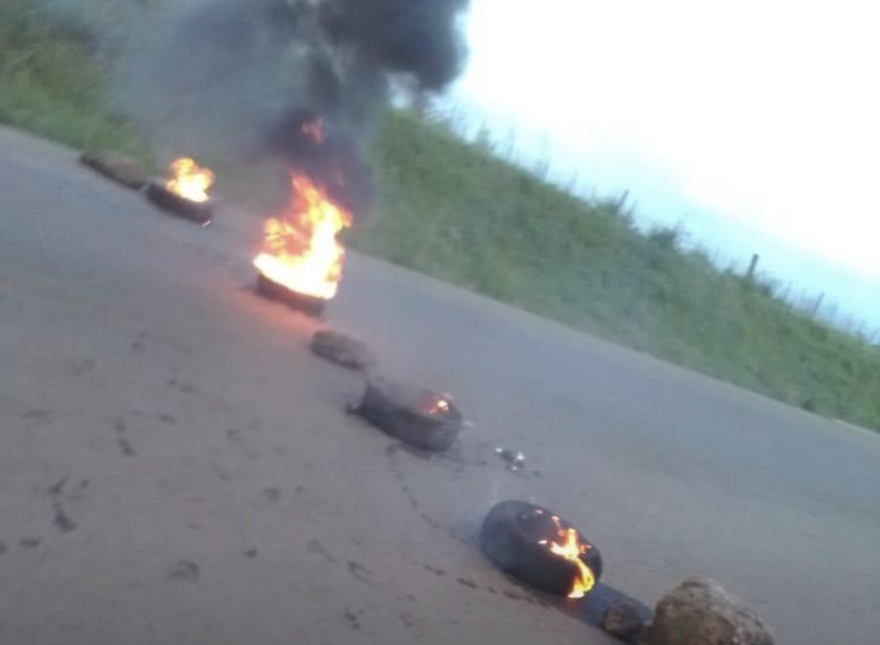 NATIONAL SHUTDOWN: Commuters waiting for bus flee as police fires shots Hluthi.