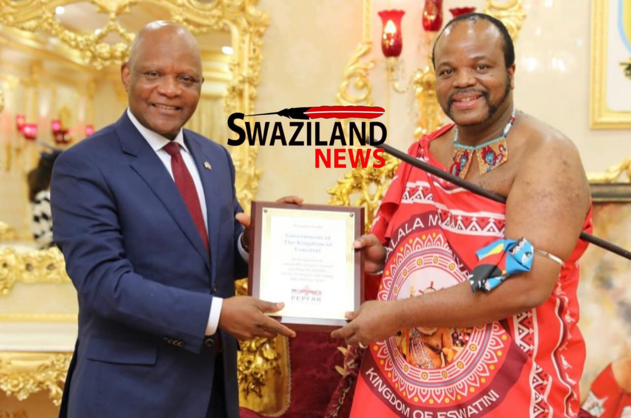 US PEPFAR Ambassador presents two(2) awards to King Mswati in appreciation of the eSwatini’s progress in fighting HIV/AIDS.