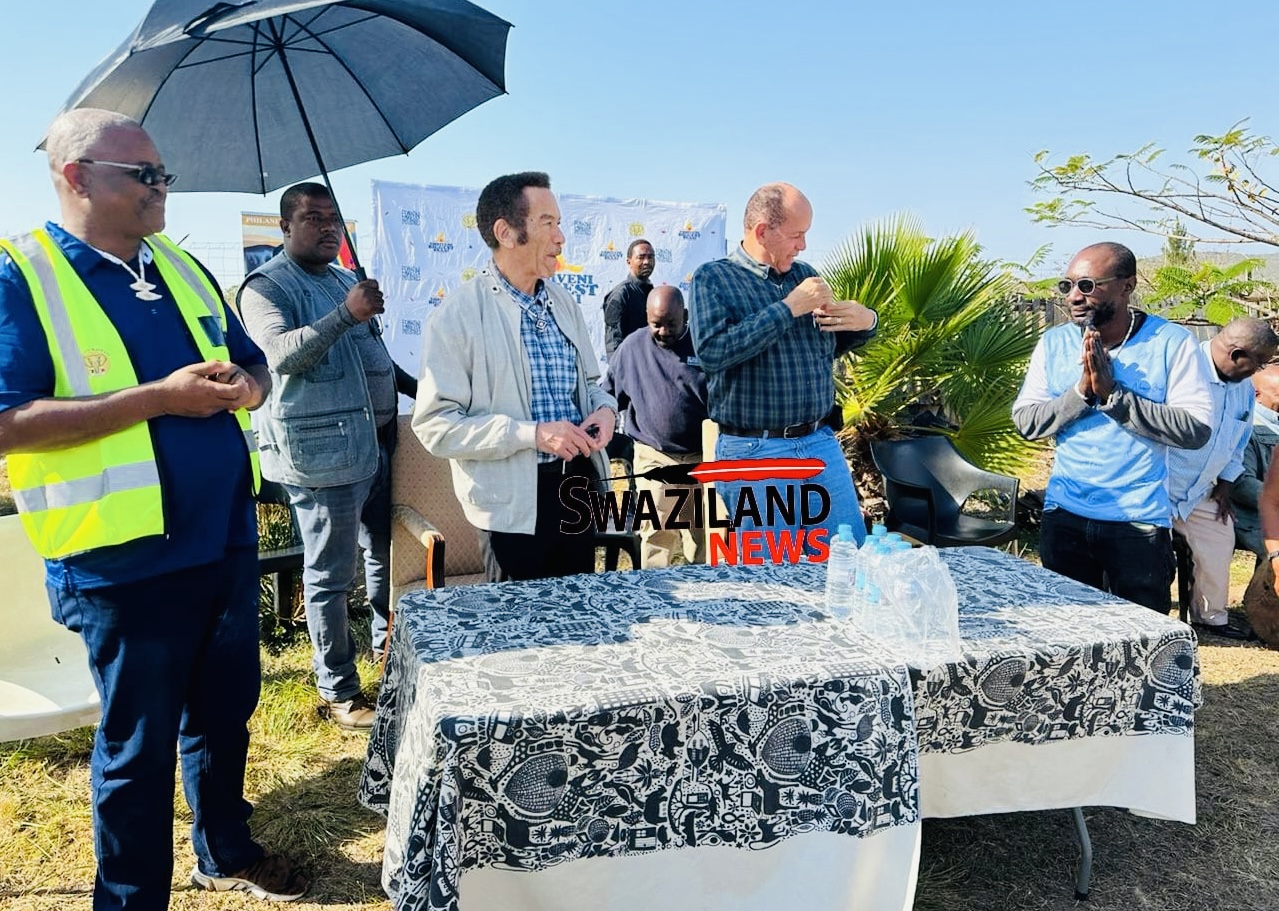 Ex-Labour Minister and current Philani Maswati Chairman Lutfo Dlamini applauds former Botswana President Ian Khama for gracing Embiveni Biggest Braai,interacting with the people.