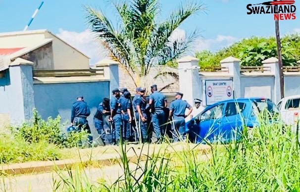 BREAKING NEWS:State armed police officers led by Superintendent Thabo Hlophe invade SNAT Manzini Offices, stop PUDEMO strategic meeting.