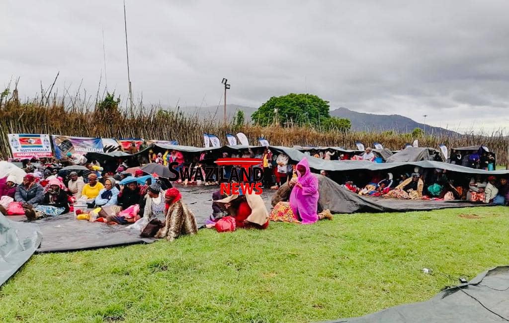 SIYAWUFELA ENKHOSINI SIBOMADZIDVWA-YIMVULA: Heavy rain pours on EmaSwati summoned by King Mswati to attend Sibaya national gathering.