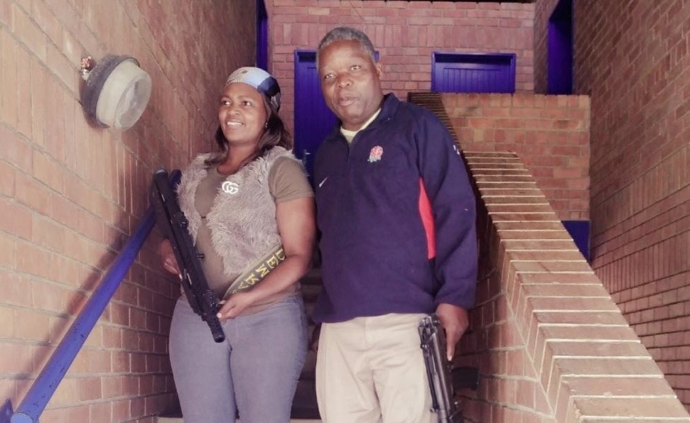 “Babetala Assitant Commissioner Clement Sihlongonyane wants to kill me for attempting to terminate marriage with his daughter utsi angimkhwele ngenkhani kani angisamfuni,” says Sicelo Matsebula of Mkhulamini.