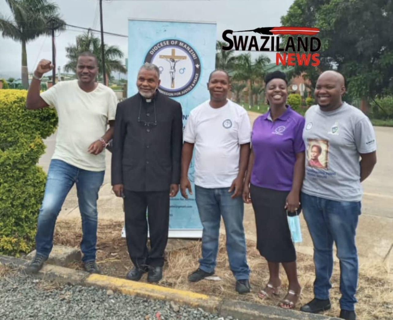 Pro-democracy Mankayane Catholic church visits MP Mthandeni in prison. 