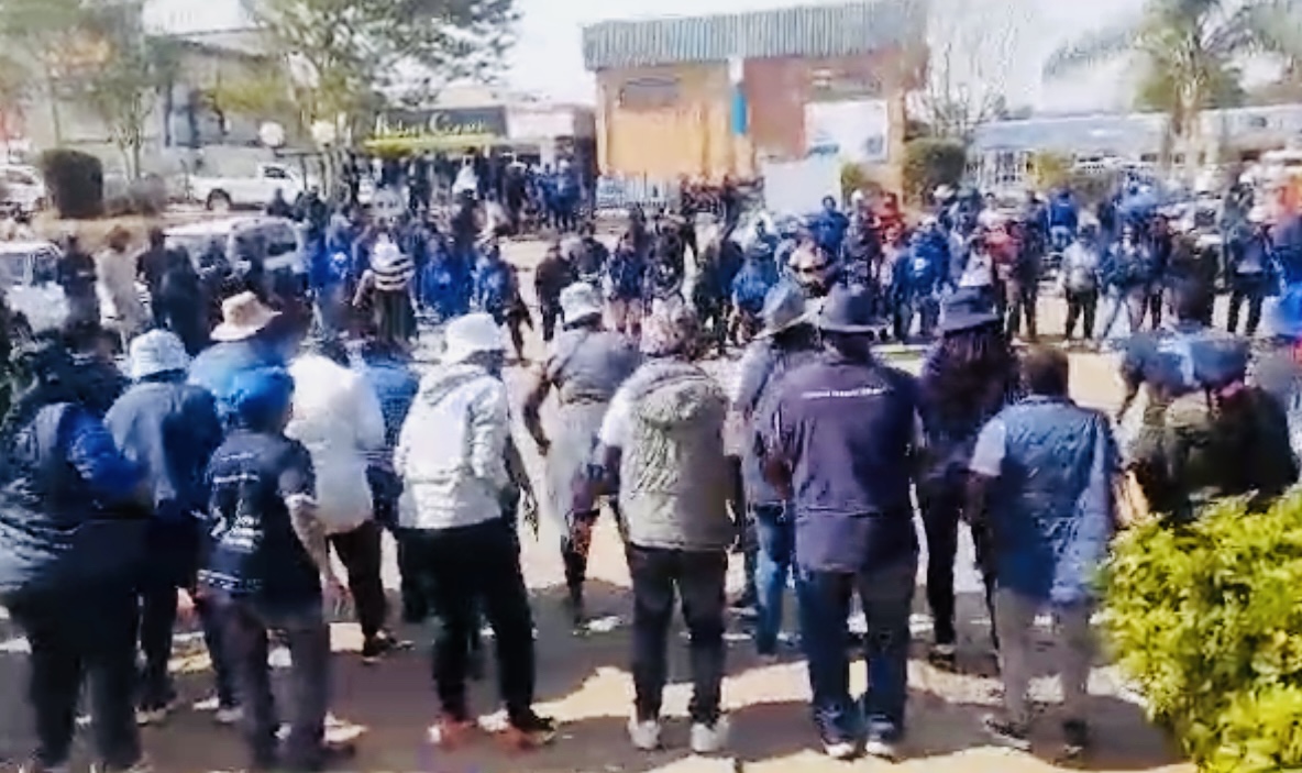 Standard Bank Chief Executive Mvuselelo Fakudze orders all striking workers to stay from banking premises, employees refuse to accept 5.15% vow to continue with strike.