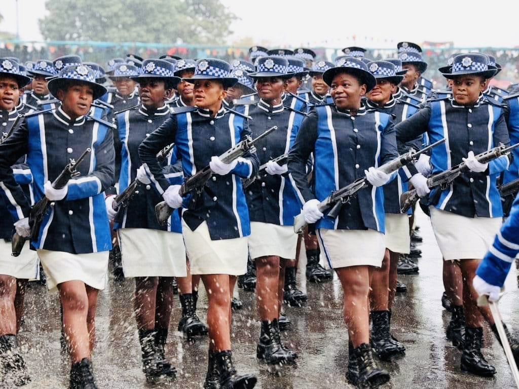 MSWATI’S POLICE OFFICERS SING ABOUT JOURNALISTS: “Babhali betindzaba nibotihlolisisa letindzaba,tiyalishisa lelive leNgwenyama”.