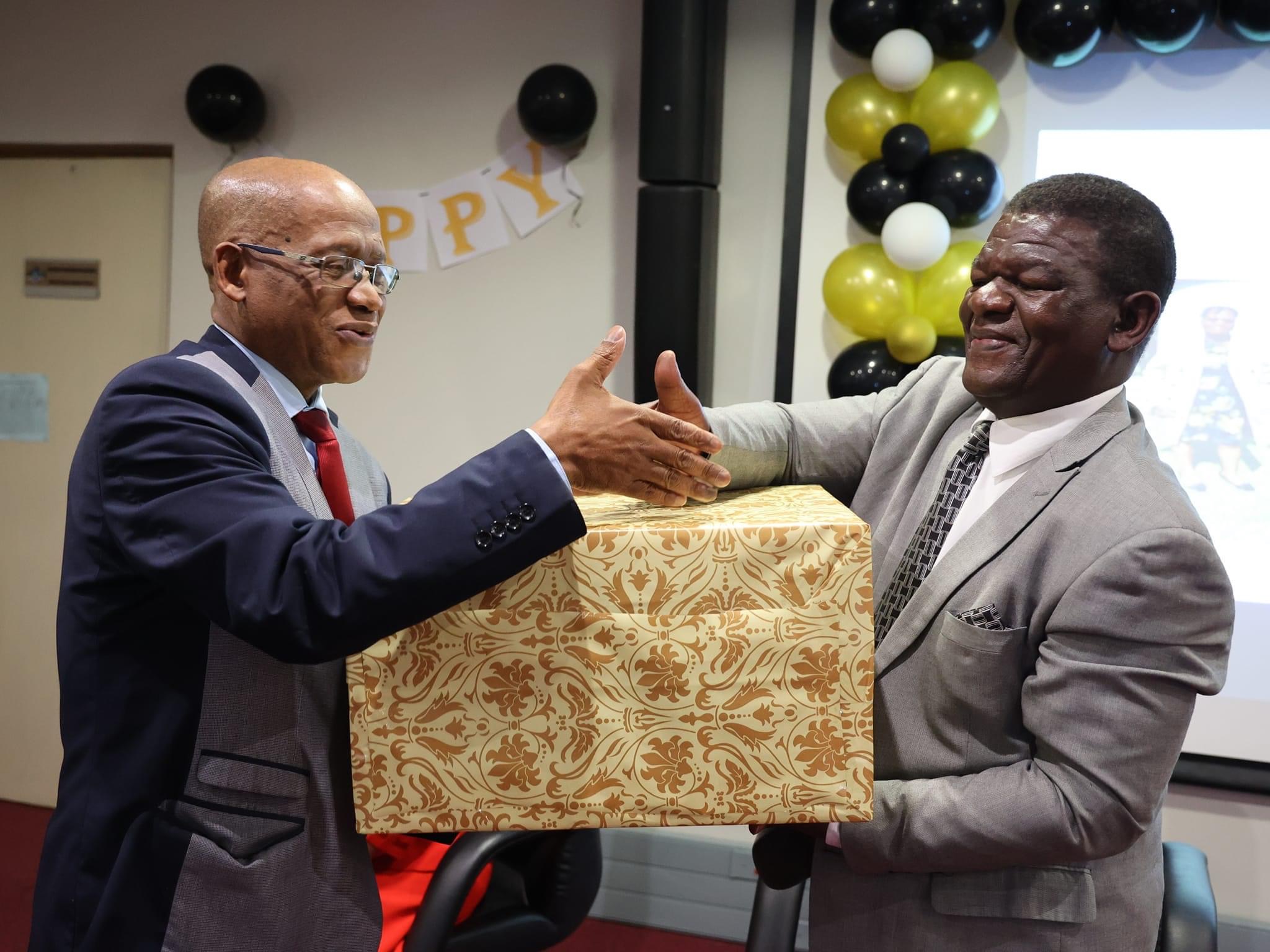 Prime Minister Cleopas Dlamini says ‘Good bye’ to two retiring senior civil servants in private and Cabinet office.