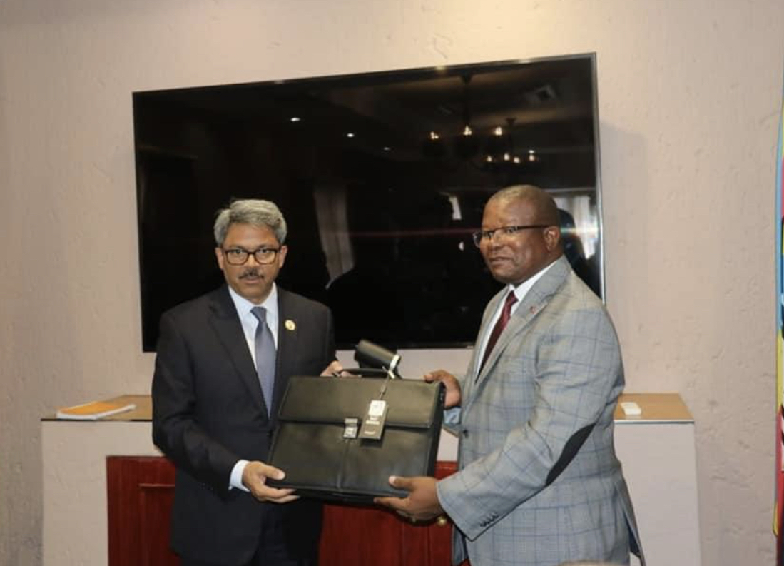 Cabinet Ministers meets visiting Bangladesh Foreign Affairs Minister, discuss development.