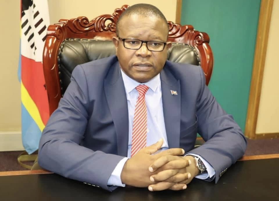  Ministers Rijikernberg,Mancoba Khumalo vigorously opposed a political dialogue in secret Parliament meeting.