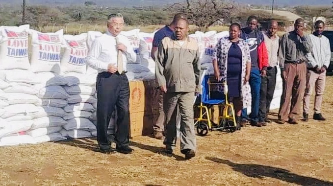 “Go away you did not vote for Economic Planning Minister Dr Thambo Gina,so you won’t get rice”, Taiwan Ambassador Jeremy Liang tells some Lubulini residents.