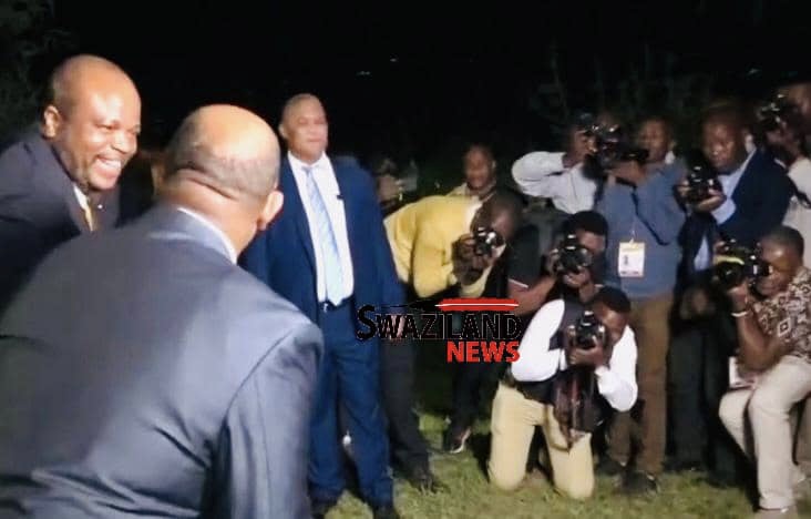 “Sondzela sitsandze sitfombe”, King calls Central Bank Governor Phil Mnisi while assisting journalists to get clear pictures when cutting the sod during 50th Anniversary.