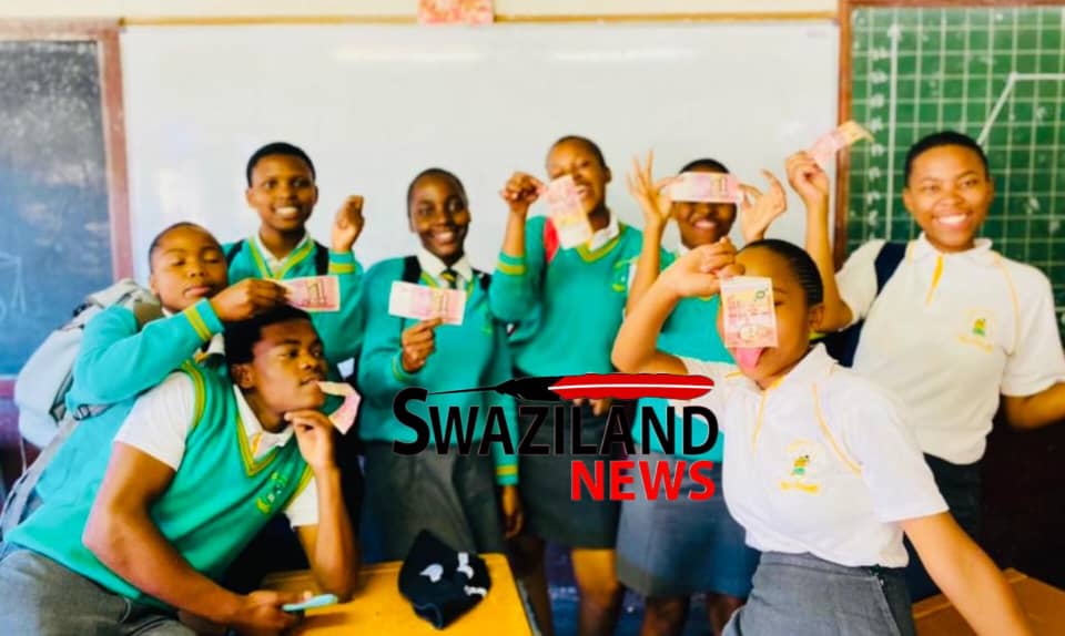 Ex-Lobamba Indvuna YeNkhundla accuses MP Michael Masilela of distributing cash to Somnjalose students for votes,MP describes him as a bitter loser.