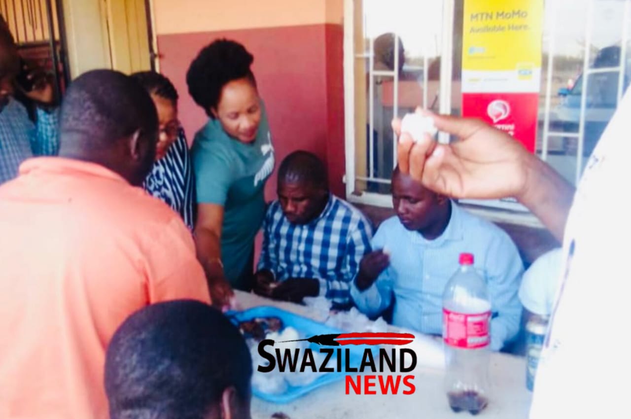 Competing Nkilongo aspiring MPs Sandziso Mamba, ‘MamKhize’ and others eat lunch together, Elections Commission applauds unity.