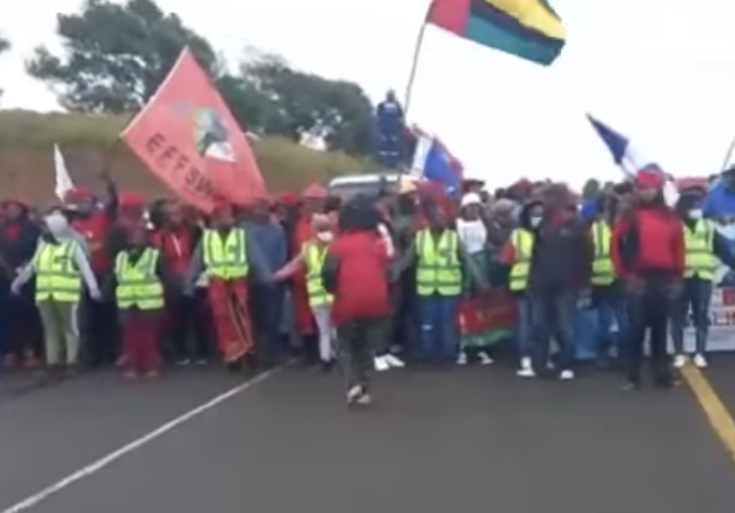About 2000 protestors participated in EFF border blockades in demand for democracy in eSwatini.