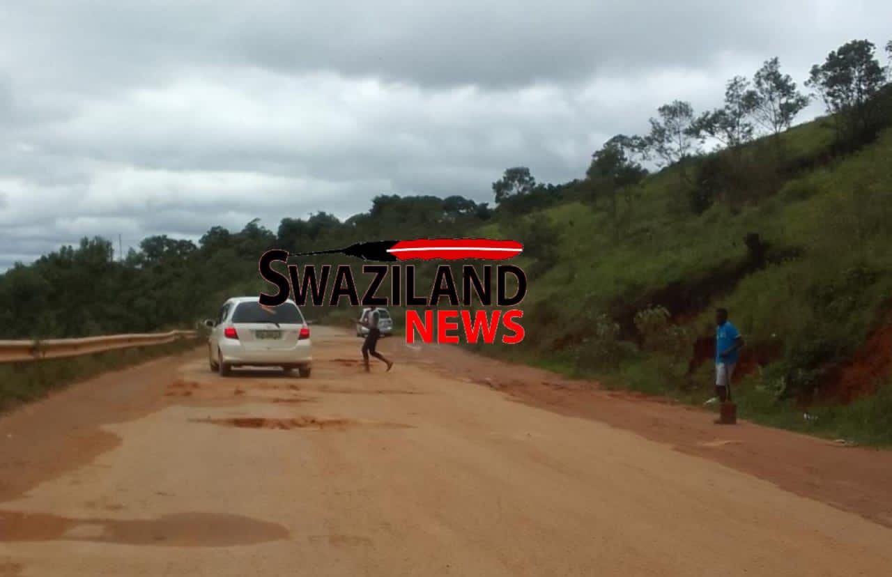 Hlathikhulu children fixing road abandoned by Mswati’s Government for money,cars damaged by potholes.