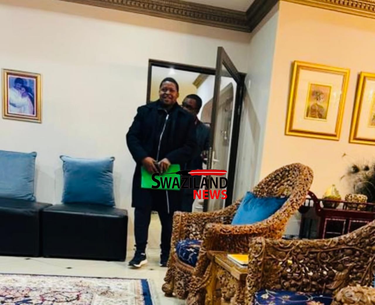 EXPOSED:Pictures of Auditor General(AG) secretly visiting SwaziPharm Director Kareem Ashraff at night,offers to manipulate health crisis investigation report and clear him of wrongdoing.