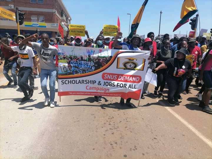 Mswati’s police block students from entering the High Court, demands face masks.