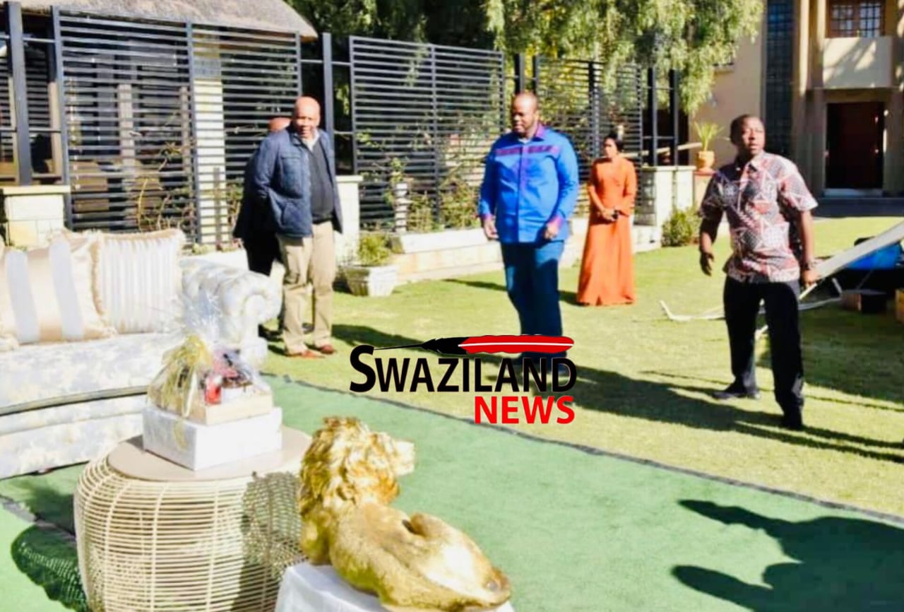 Mswati presents birthday gifts to Lesotho King Letsie.