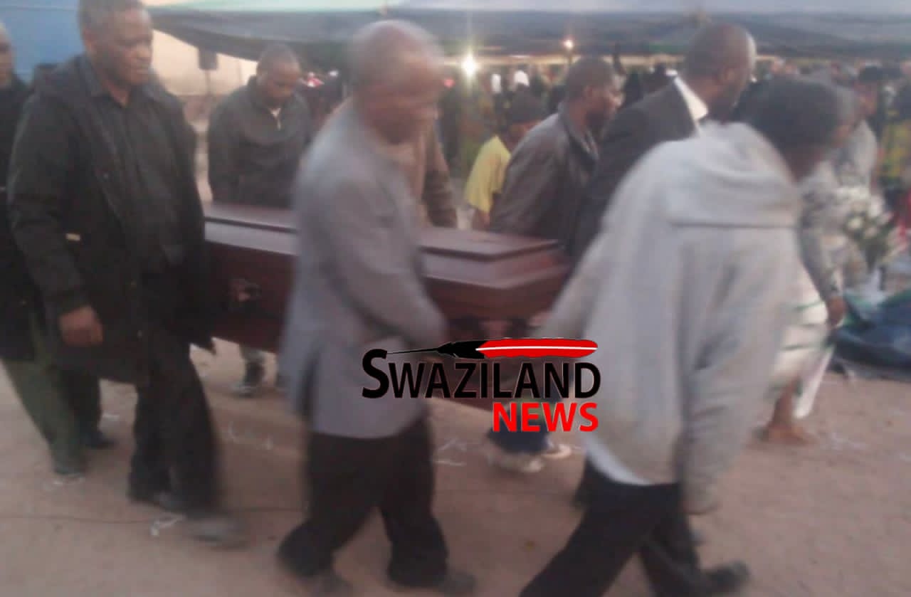 Former Tinkhundla Minister eKutsimuleni Indvuna sends OSSU police officers to stop Richard Velaphi Sangweni’s funeral, uMphakatsi wants deceased to be buried outside his home.