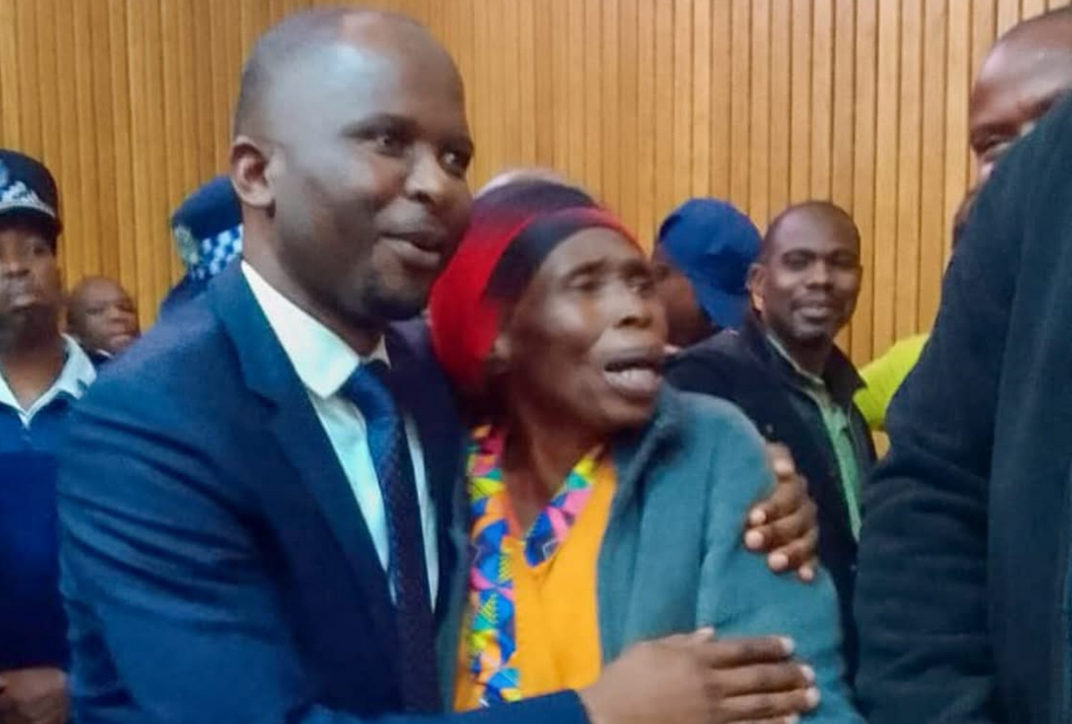 Gogo Mathunjwa of Hosea says she is slowly dying of starvation after Bacede Mabuza’s arrest, says pro-democracy MP was assisting with food. 