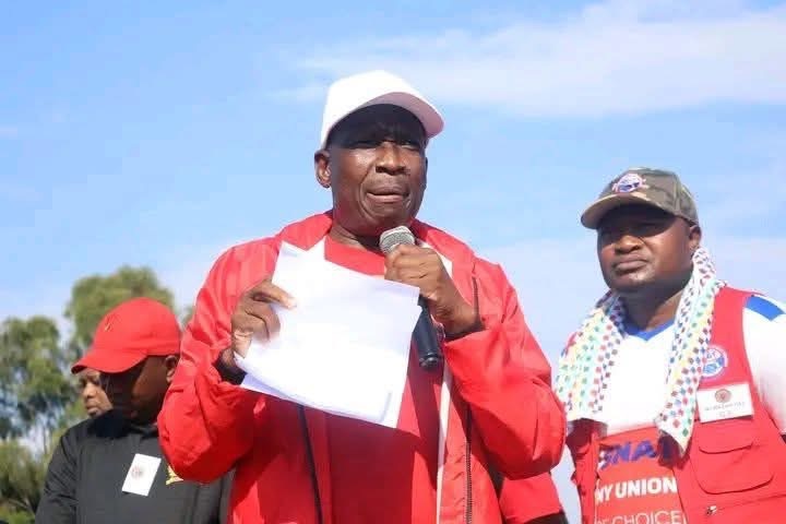 TUCOSWA President Bheki Mamba ‘booed’ and rejected by thousands of teachers during World Teachers Day amid tension between SNAT and the federation, Education Minister Owen Nxumalo received warm welcome.