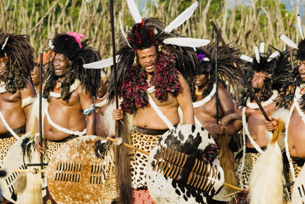 King Mswati joined by thousands of eMabutfo as part of Incwala’s “kushiswa kwelukhuni” ritual.