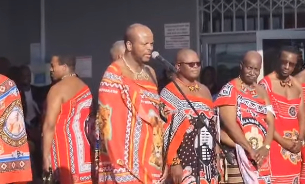 Hosea residents shout “Bayethe Wena Waphakathi” as King Mswati announces tarring of roads and building of new houses for the elderly, R60million investments.
