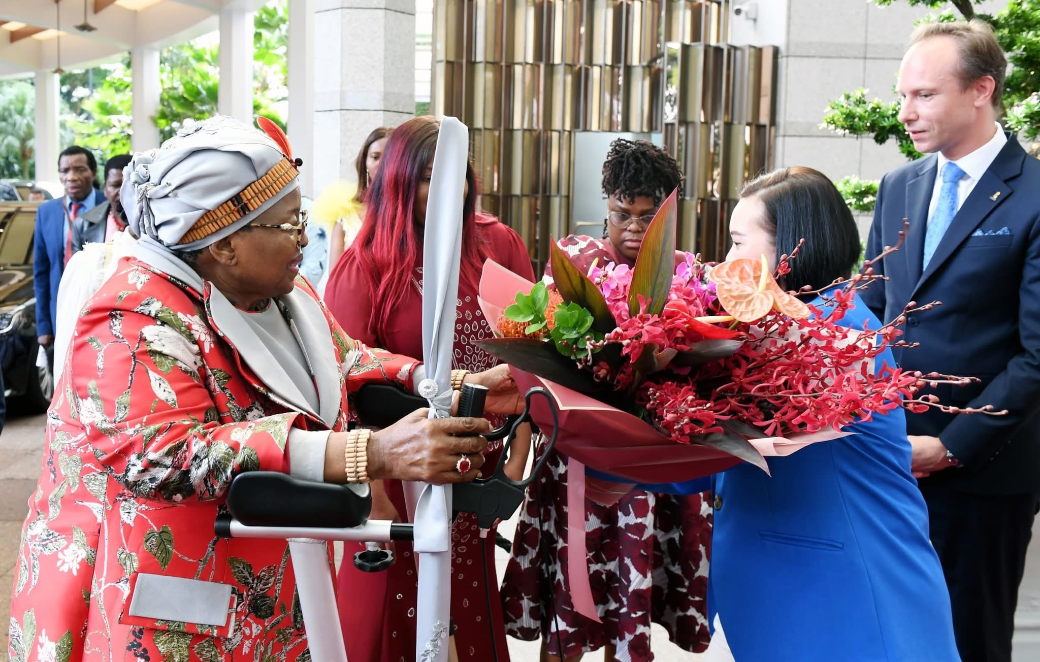 King Mswati’s mother Queen Ntombi Tfwala flies to Singapore for medical treatment, dozens dying in eSwatini amid shortage of drugs in public hospitals.