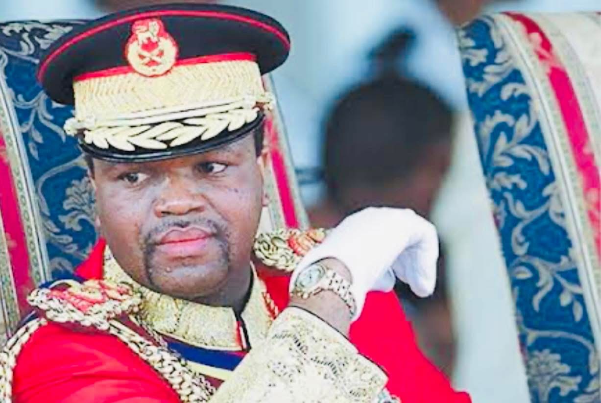 King Mswati’s Spokesperson Percy Simelane says South African trade union leader Zwelinzima Vavi must personally come to eSwatini and attempt to overthrow the Monarch, he will know what makes bananas yellow.