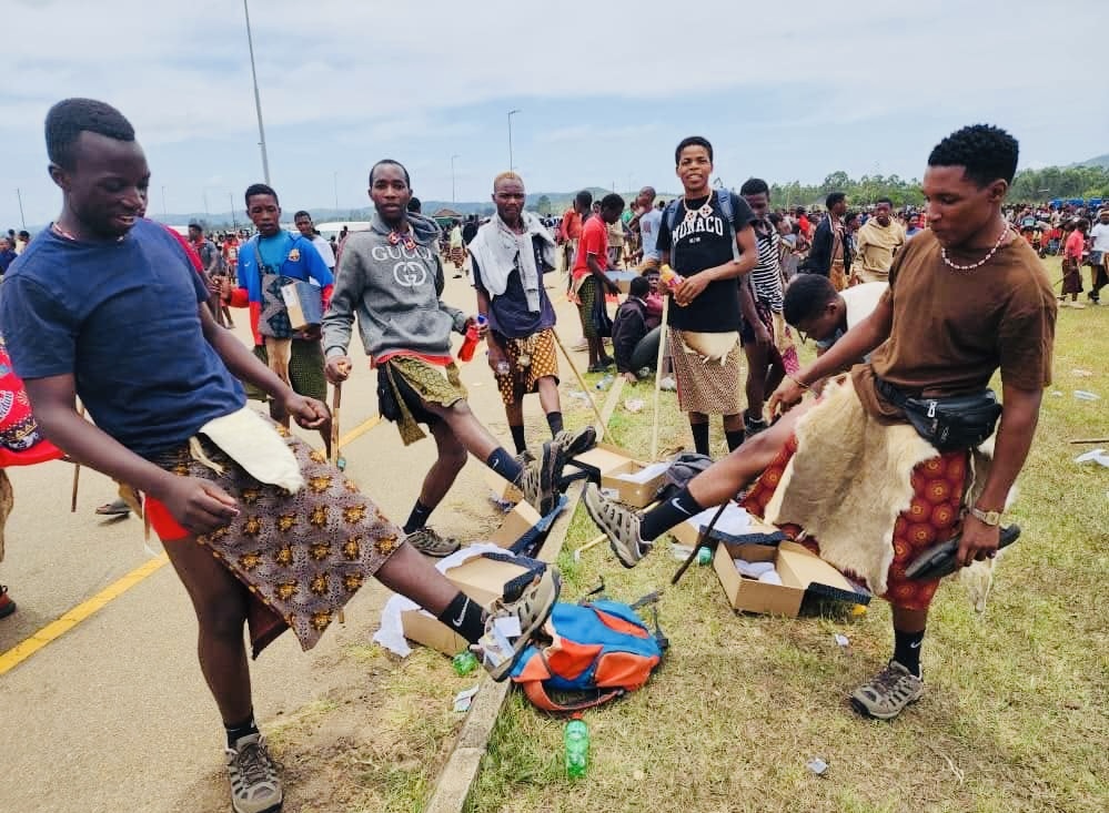 King Mswati spends about R10million buying sneakers for Ingatja, young boys to receive money after delivering Lusekwane.