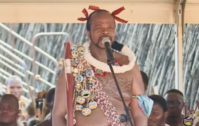  King Mswati applauds eMajaha for preserving culture, acknowledges Incwala large numbers.