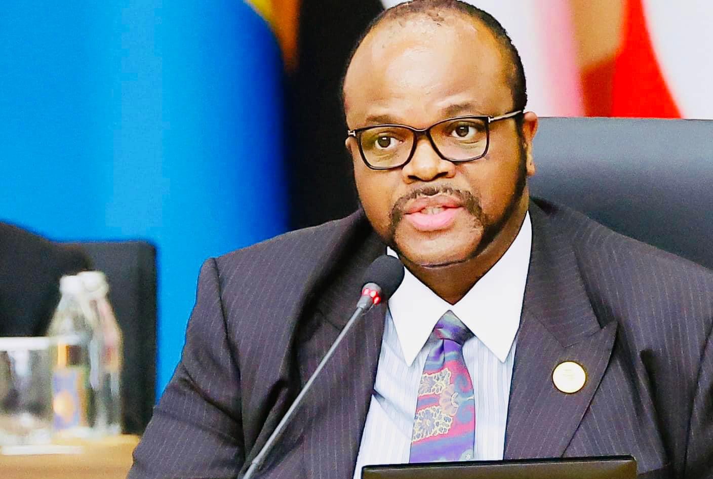 ANALYSIS:King Mswati must address scarcity of jobs for the benefit of all emaSwati,offering employment only for those who scream and throw themselves at him not the solution.