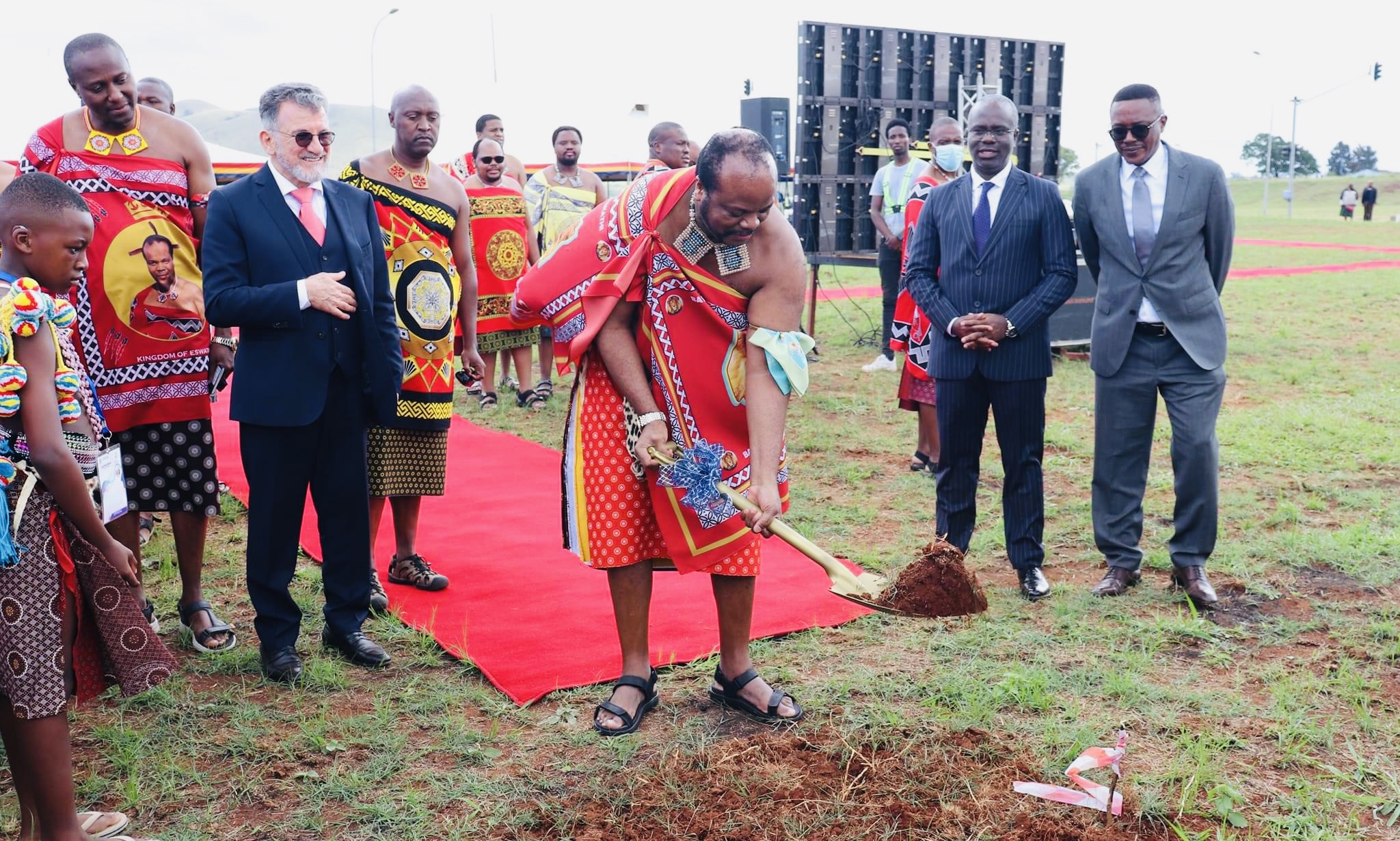 EXPOSED:Mswati enters into business dealings with alleged multibillion passports corrupt dealer Semlex Group Director Albert Karaziwan,King’s Spokesperson Percy Simelane says investor is clean.