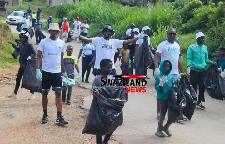 Yibutse Green Action Executive Director Musa Ndlangamandla applauds Environmental Affairs Minister Jane Mkhonta for banning plastic carrier bags.